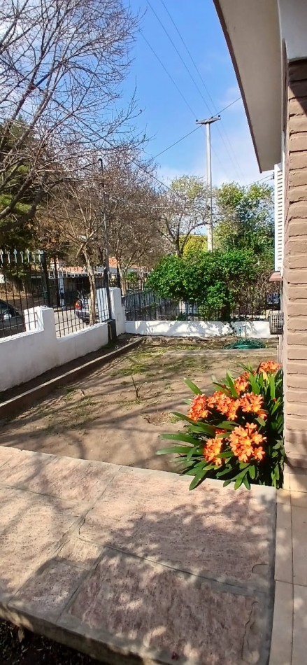  Casa en excelente entorno y barrio a 10 cuadras del Centro 