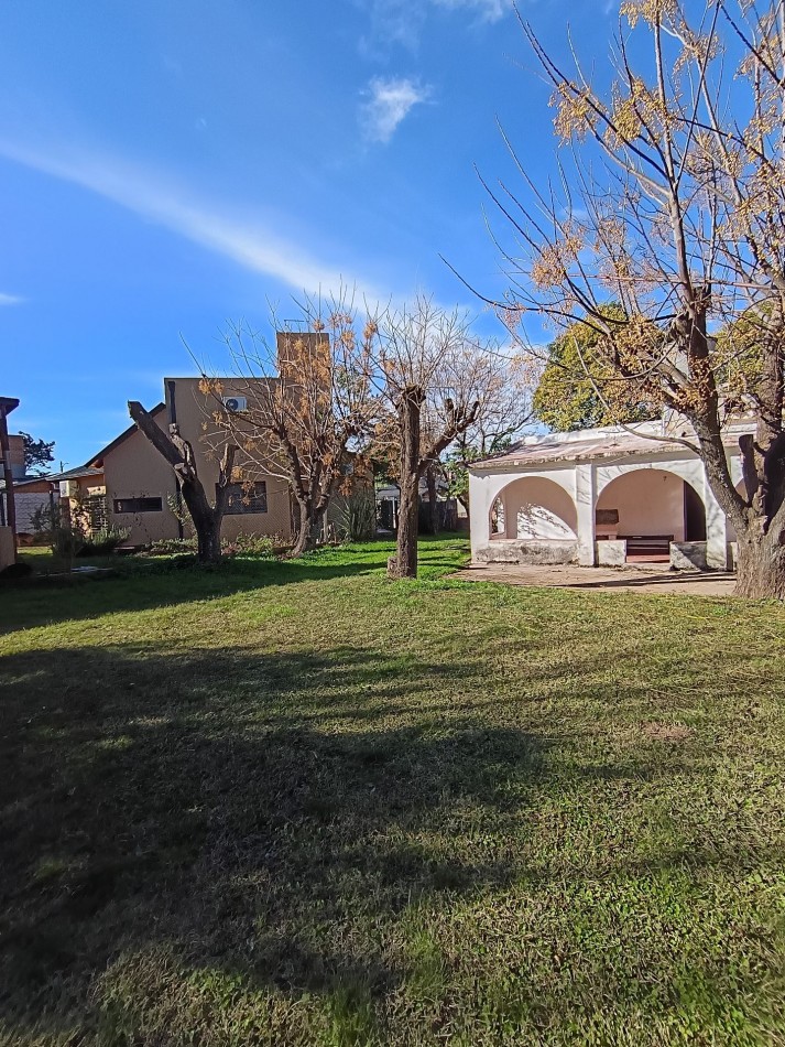 Casa con amplio terreno ubicada a pocas cuadras de la ruta 38 y tranquilidad de las sierras