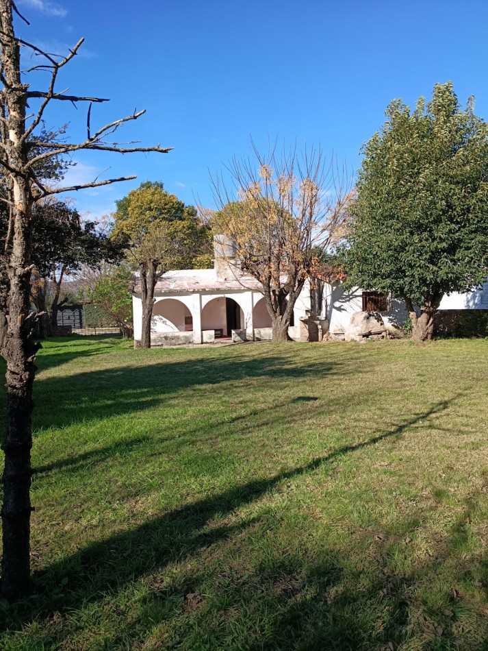 Casa con amplio terreno ubicada a pocas cuadras de la ruta 38 y tranquilidad de las sierras
