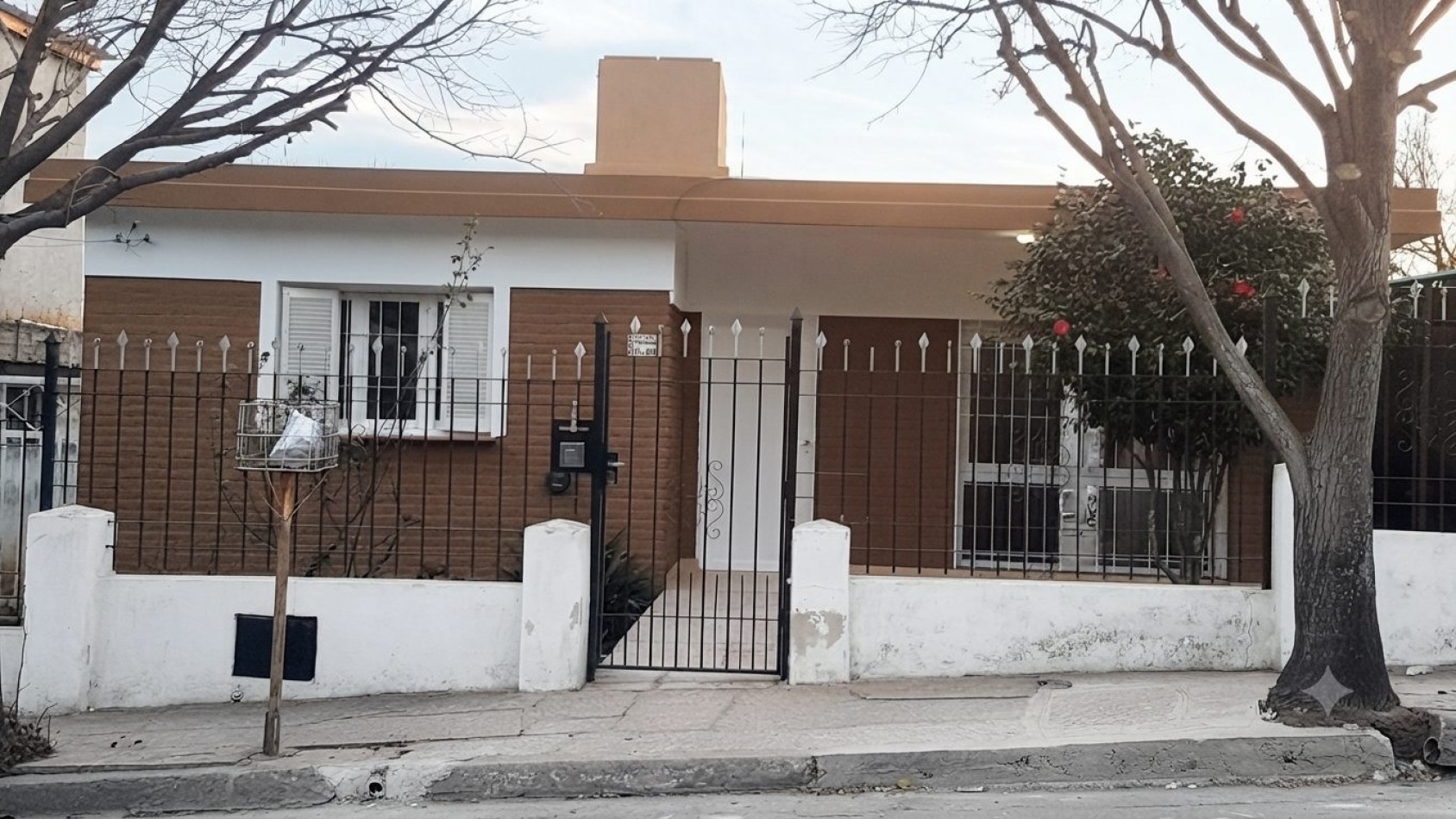  Casa en excelente entorno y barrio a 10 cuadras del Centro 