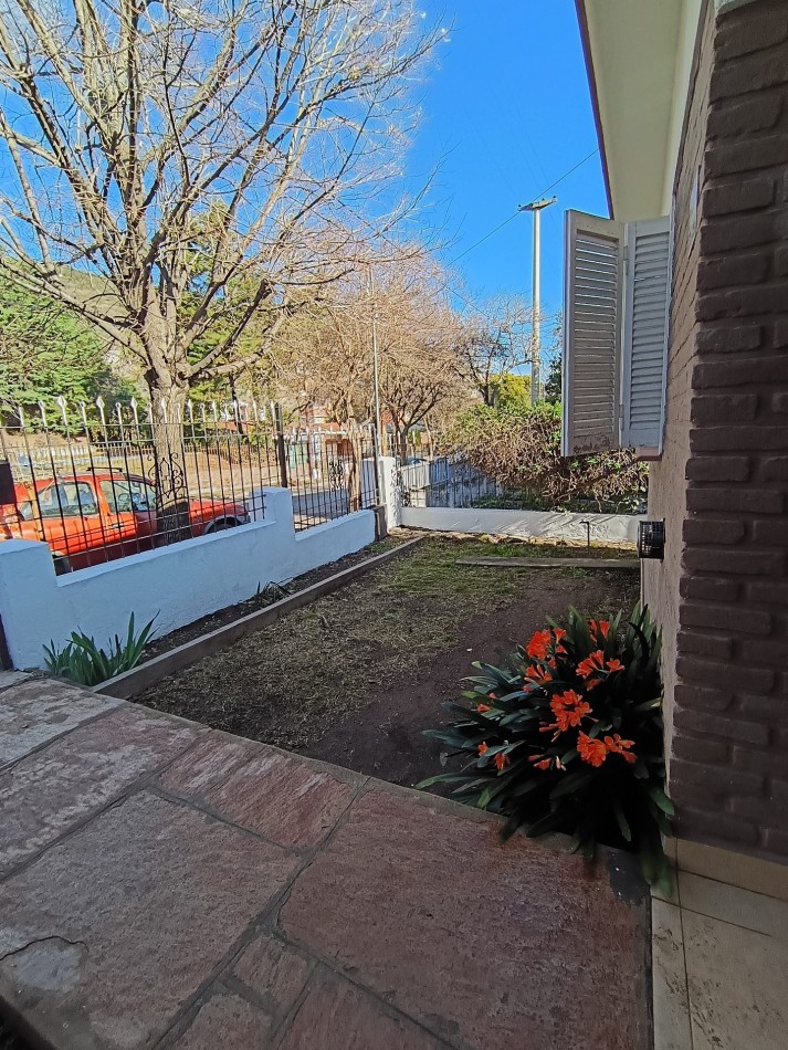  Casa en excelente entorno y barrio a 10 cuadras del Centro 