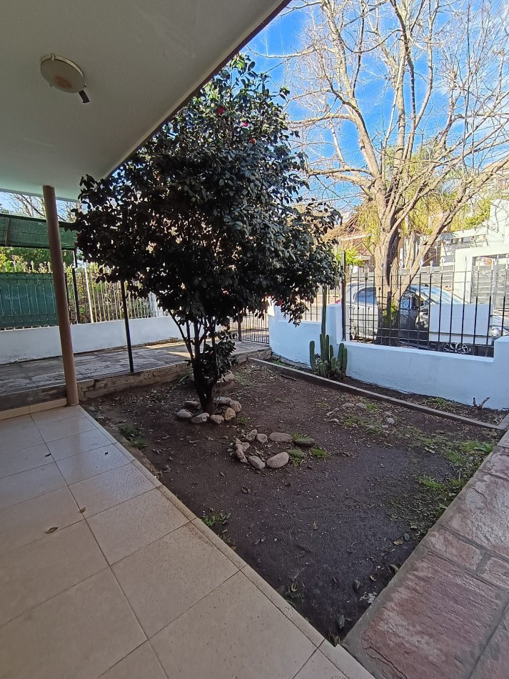  Casa en excelente entorno y barrio a 10 cuadras del Centro 