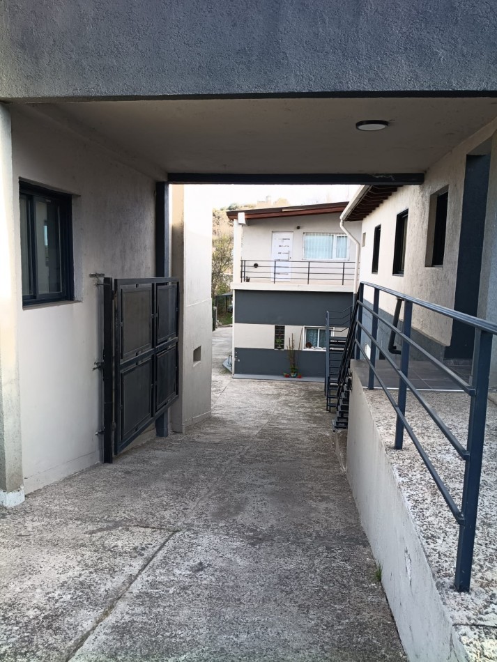 Alquiler anual barrio la quinta sobre calle principal