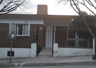  Casa en excelente entorno y barrio a 10 cuadras del Centro 